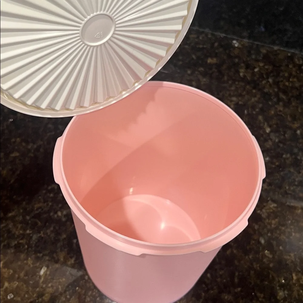 Tupperware (1) Pink Pastel Canister - Light Pink 7.5x6.65